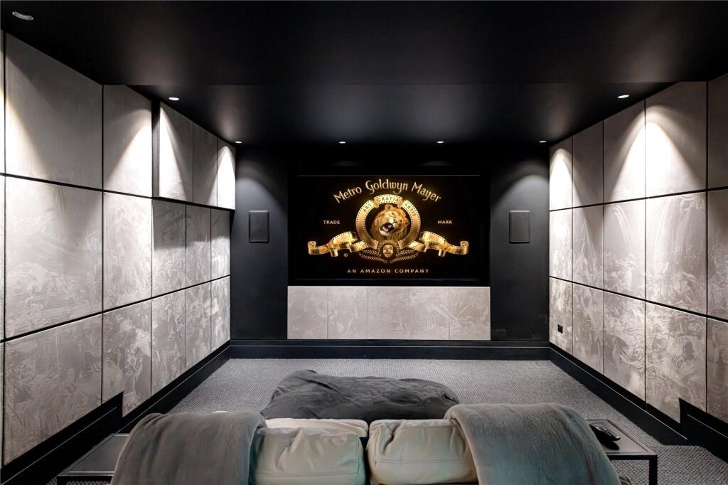 5 bedroom mews house for sale in Adams Row, Mayfair, London, W1K